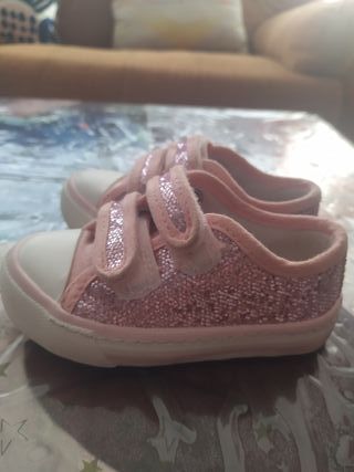 DOS ZAPATILLAS BRILLO Y ZAPATILLAS ROSA de segunda mano por 6 EUR en  Valencia en WALLAPOP