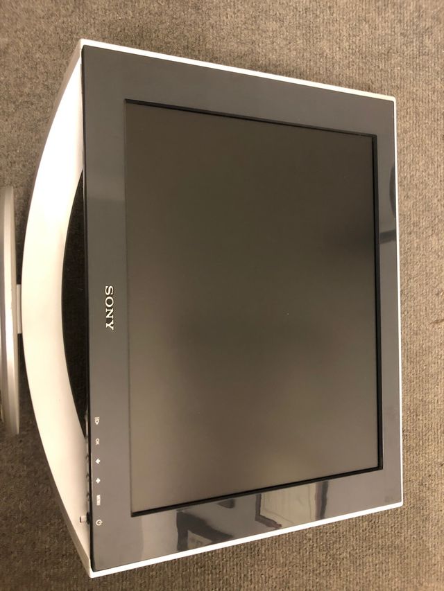 Lote de dos monitores Sony 15" y Energy 17"