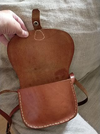 Bolso cuero pequeño de segunda mano por 8 EUR en Barcelona en WALLAPOP