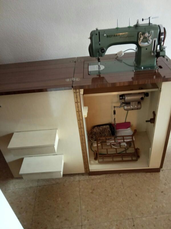 La macchina da cucire Refrey trasforma + mobili