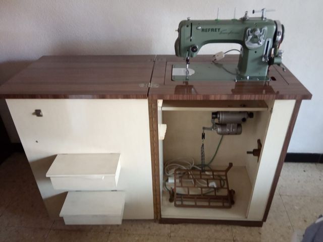 La macchina da cucire Refrey trasforma + mobili
