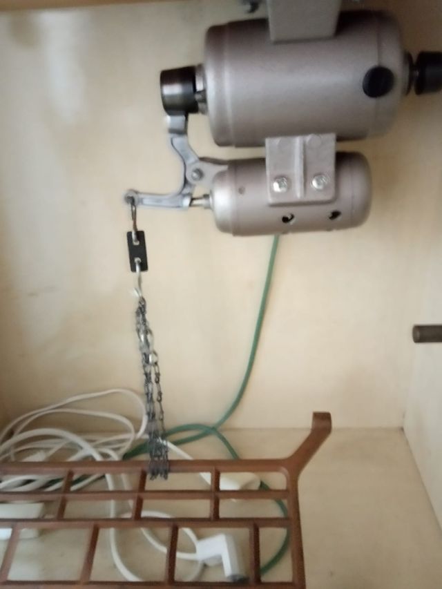 La macchina da cucire Refrey trasforma + mobili