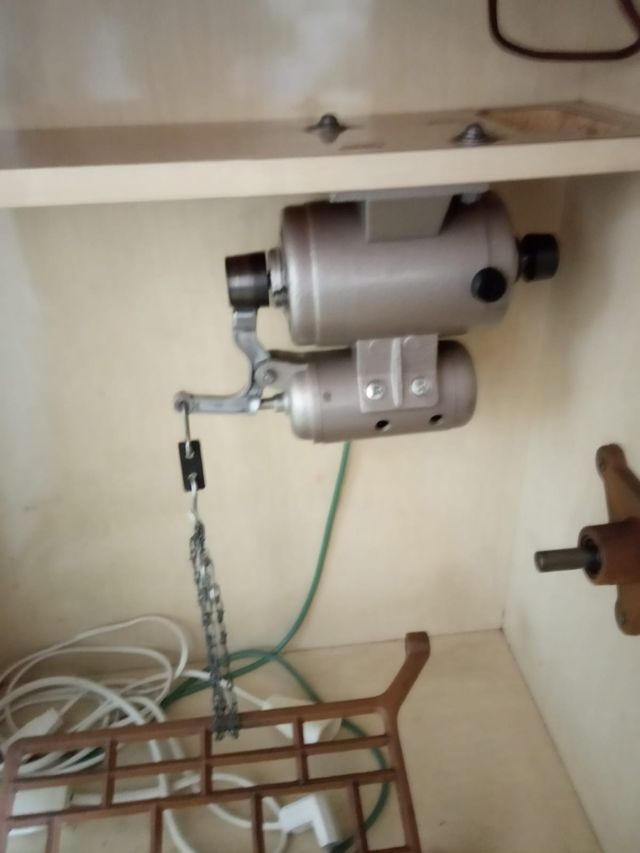 La macchina da cucire Refrey trasforma + mobili