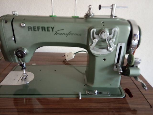 La macchina da cucire Refrey trasforma + mobili