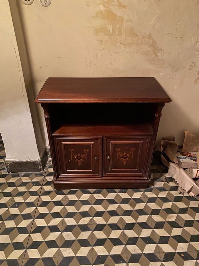 Mueble bajo con puertas, madera maciza buena