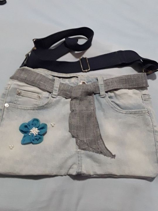 Bolso  tejano  correa adaptable. JEANS. 