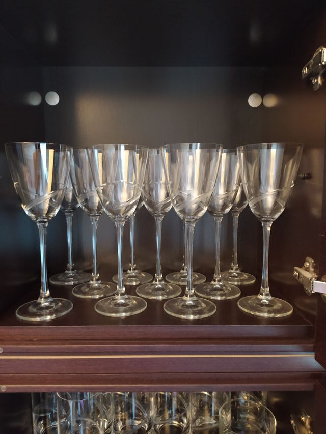 Cristalería de vasos y copas