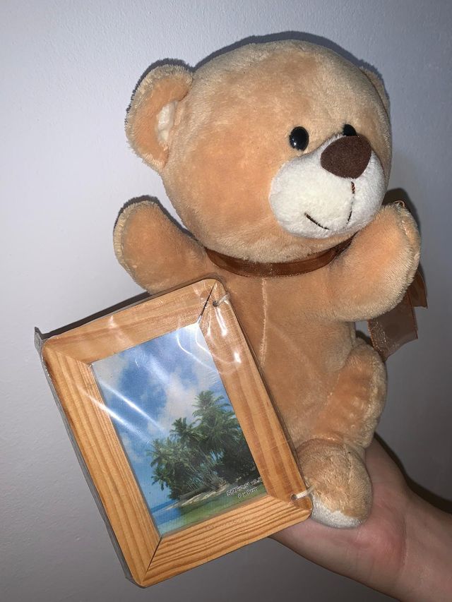Oso de peluche con marco pequeño para fotos