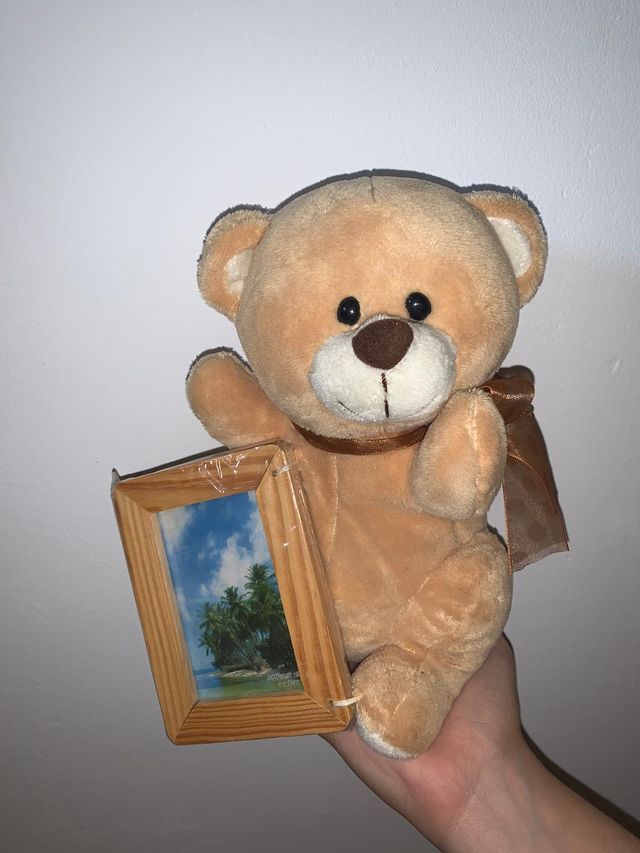 Oso de peluche con marco pequeño para fotos