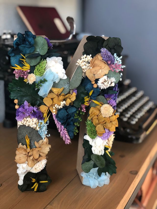 Letras de flores preservadas