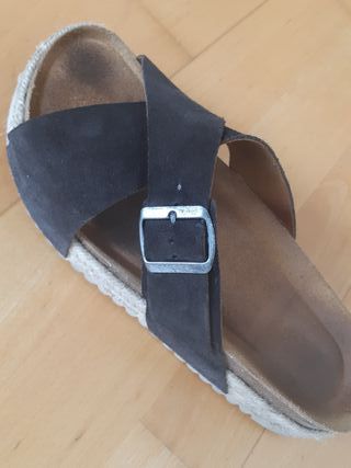Sandalias de piel zapatería casas de segunda mano por 15 EUR en Barcelona  en WALLAPOP