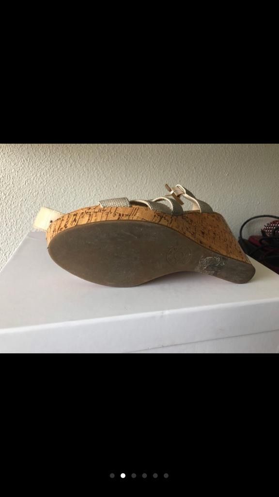 2 pares sandalias, negra y plata