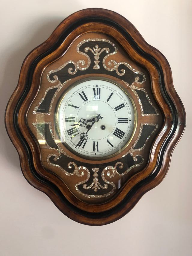 Reloj clásico modernista