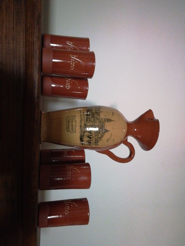 Jarra de cerámica de Salamanca y 6 vasos, de vino