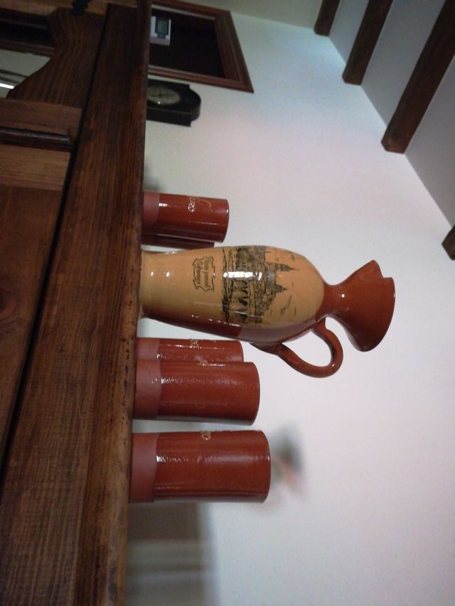 Jarra de cerámica de Salamanca y 6 vasos, de vino