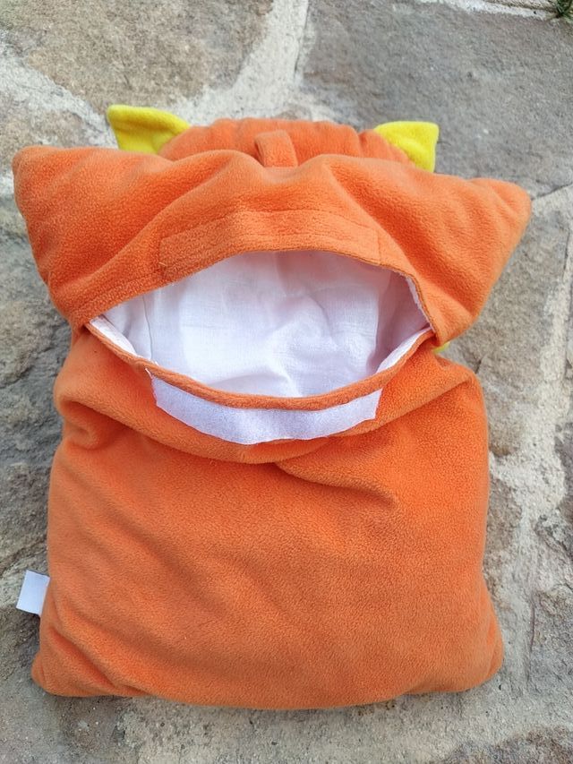 Peluche gato guarda pijama
