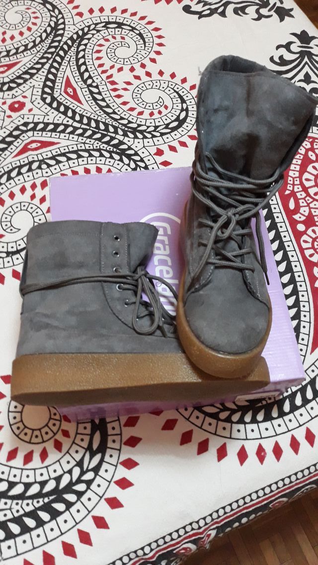 botas grises