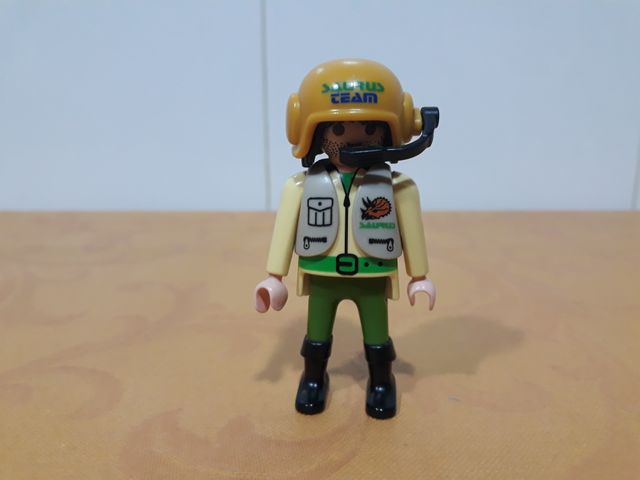 Playmobil cazador de dinosaurios motorista