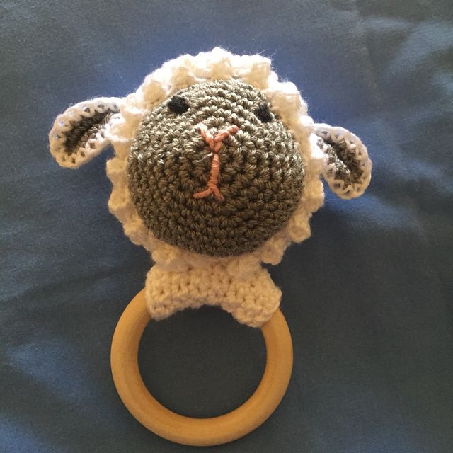 Sonajero mordedor oveja Molly Amigurumis 