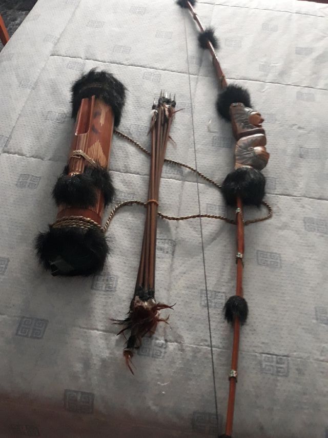 Arco con flechas,motivos indios