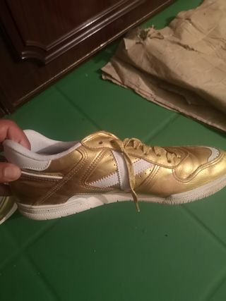 Zapatillas futbol sala munich continental doradas de segunda mano por 40  EUR en Santiago de Compostela en WALLAPOP