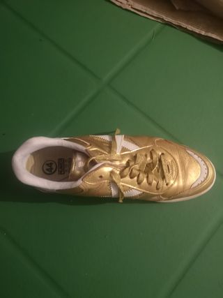 Zapatillas futbol sala munich continental doradas de segunda mano por 40  EUR en Santiago de Compostela en WALLAPOP
