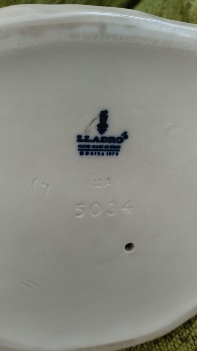 Lladró "Tratando de comer" 