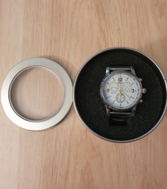 Excelente reloj caballero con correa acero inox.