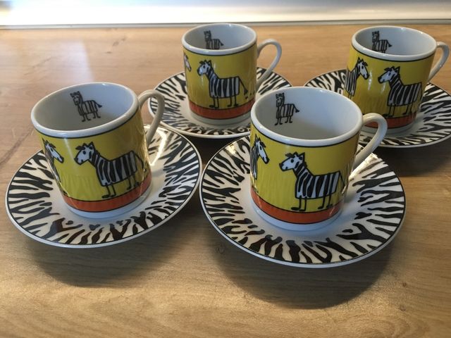 4 tazas de café con plato