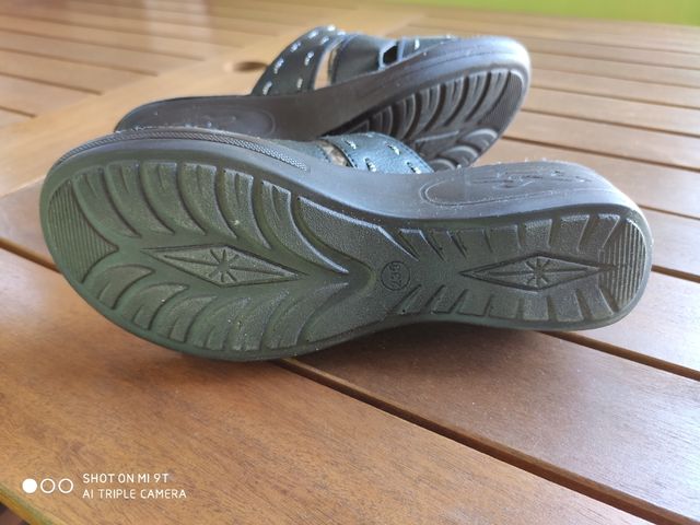 Sandalias negras nuevas