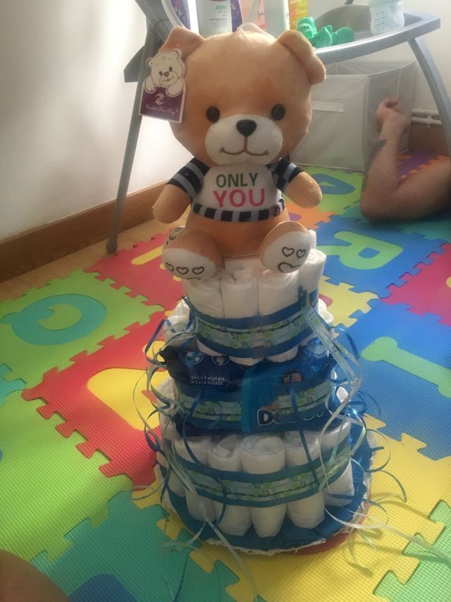 Se hacen tarta de pañales y cestas de bebés..