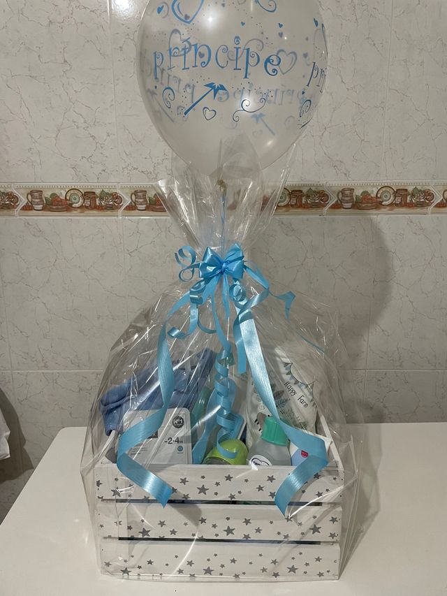 Se hacen tarta de pañales y cestas de bebés..