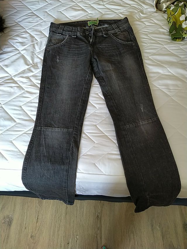 pantalón gris oscuro