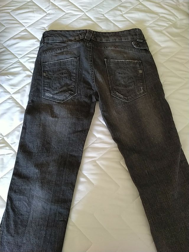 pantalón gris oscuro