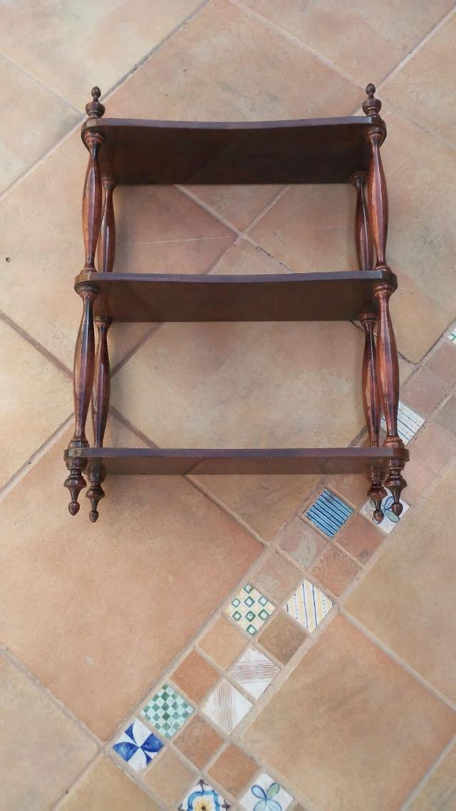 Estantería de madera brillante de suelo