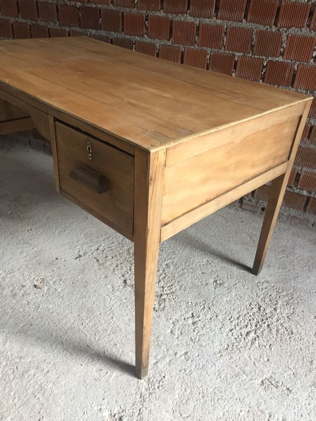 Escritorio de madera vintage. de segunda mano por 390 € en Madrid en