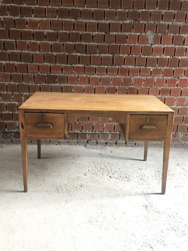 Escritorio de madera vintage. de segunda mano por 390 € en Madrid en