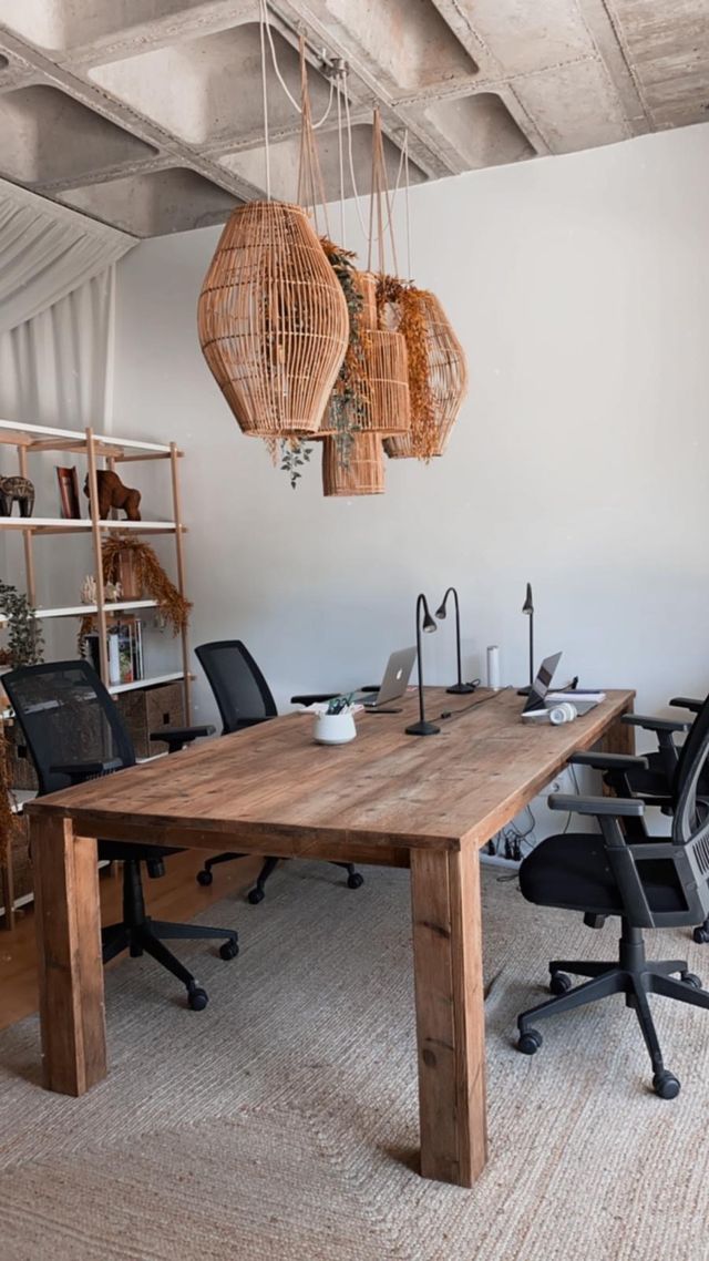 Mesa de madera de pino envejecido