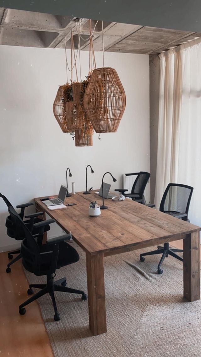 Mesa de madera de pino envejecido