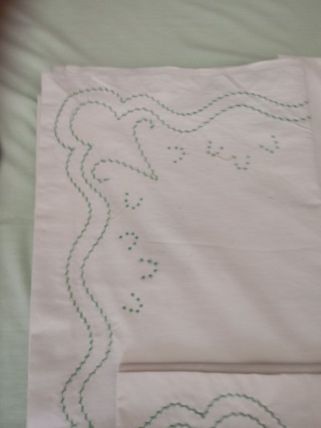 DOS JUEGOS DE SABANAS BORDADAS