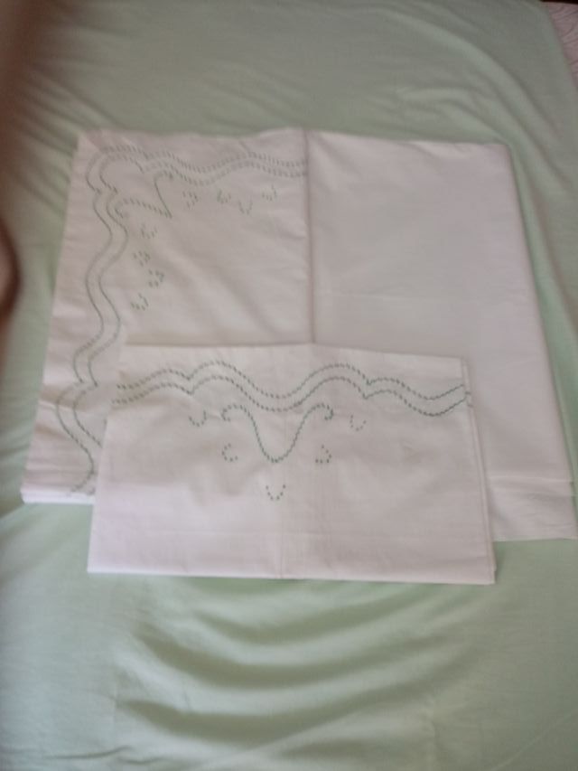 DOS JUEGOS DE SABANAS BORDADAS