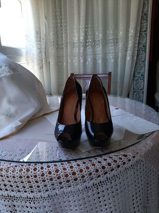 Zapatos negros charol señora despuntados con plata de segunda mano por 35  EUR en Málaga en WALLAPOP
