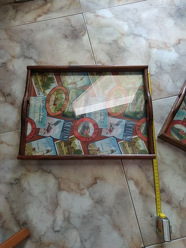Bandejas para servir de madera y cristal.
