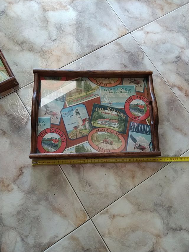 Bandejas para servir de madera y cristal.