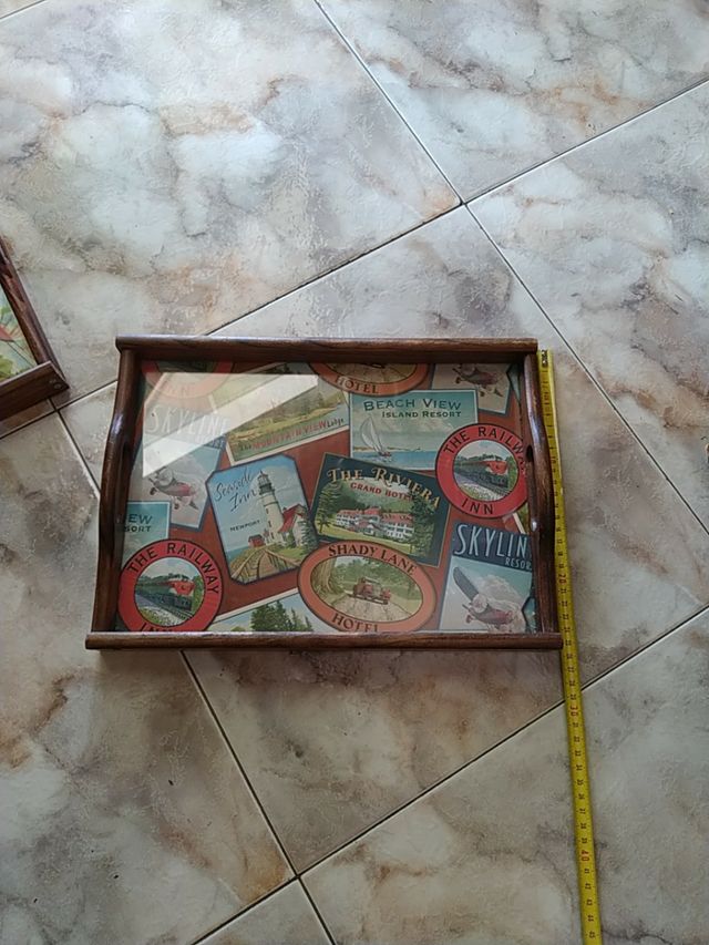 Bandejas para servir de madera y cristal.
