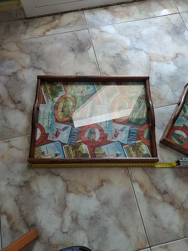 Bandejas para servir de madera y cristal.