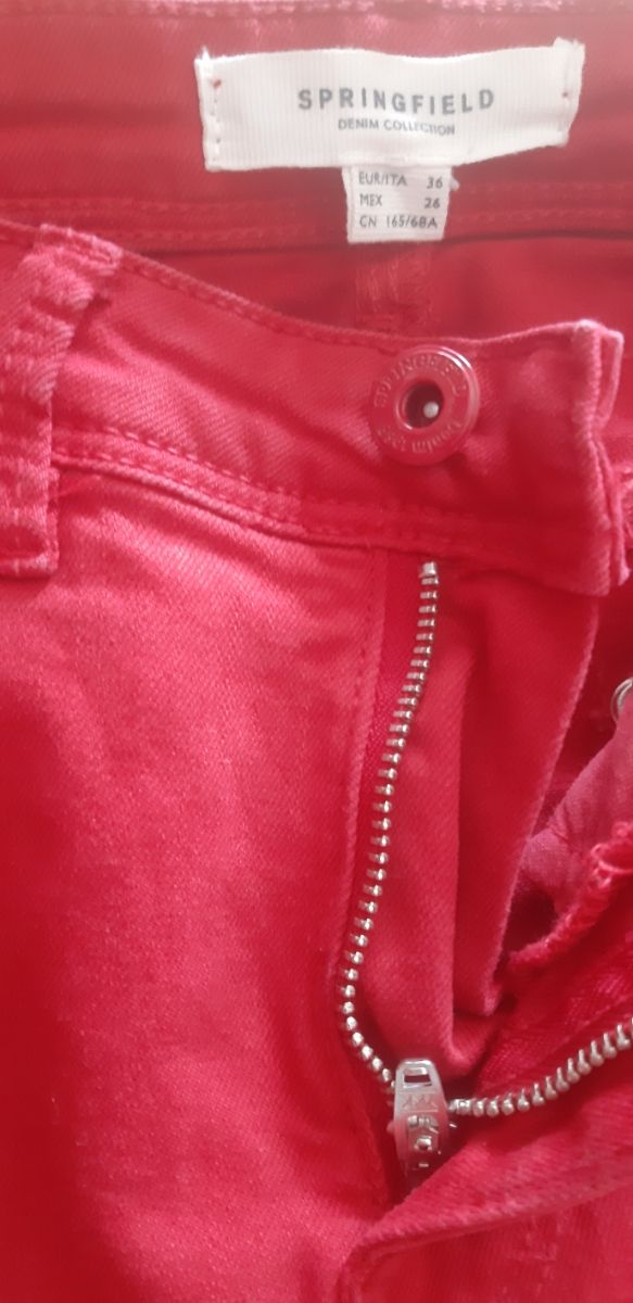pantalon vaquero rojo