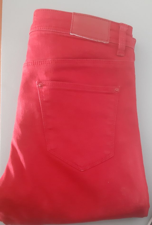 pantalon vaquero rojo