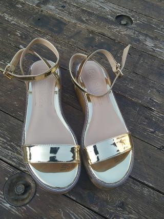 Sandalia dorada plataforma Bershka 36 de segunda mano por 10 EUR en Cabezón  de la Sal en WALLAPOP