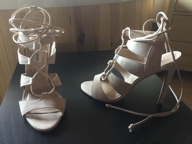 Sandalia tacón color hueso Steve Madden. Nº 37